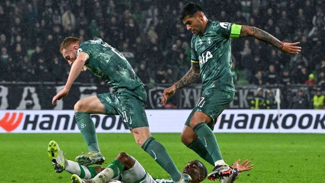 Énekelve jöttek a Groupama Arénába a Tottenham játékosai - videó