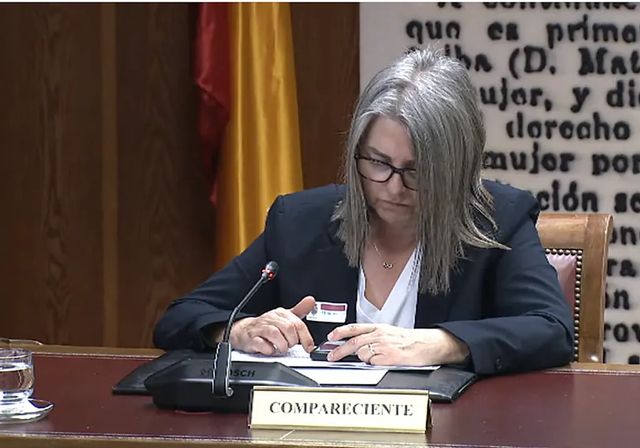 A la tercera fue la vencida: la mujer de Cerdán comparece en el Senado pero solo para mirar su móvil