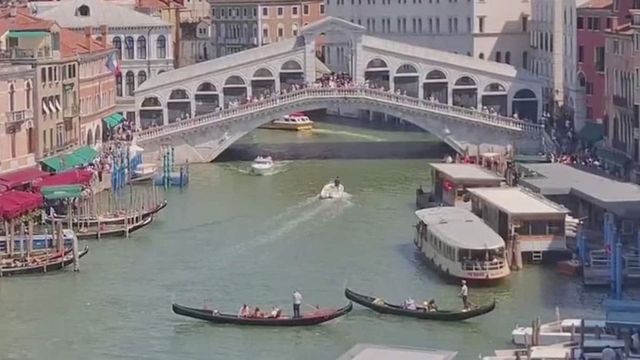Borseggiatore deruba una coppia e scappa poi ha un infarto e muore