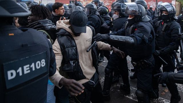 En imágenes: desalojo en Badalona del mayor asentamiento de migrantes de Catalunya