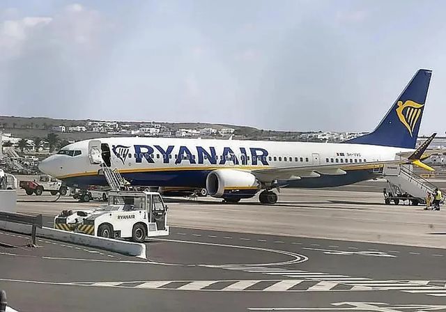 Susto en un vuelo de Ryanair: un pasajero salva la vida tras ser succionado por una ventanilla de cabina