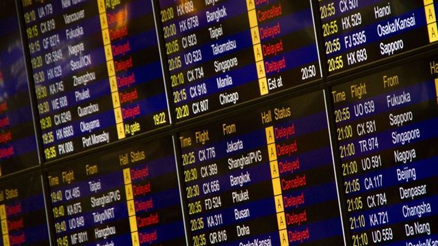 Ismét több száz járatot törölni kellett a brit repülőtereken a légiirányítási rendszer előző napi hibája miatt