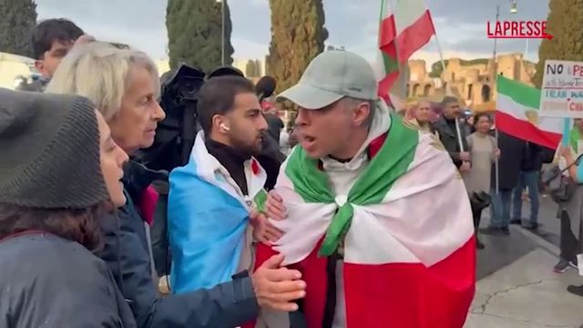 8 marzo, a corteo transfemminista a Roma battibecco con gruppo pro-scià