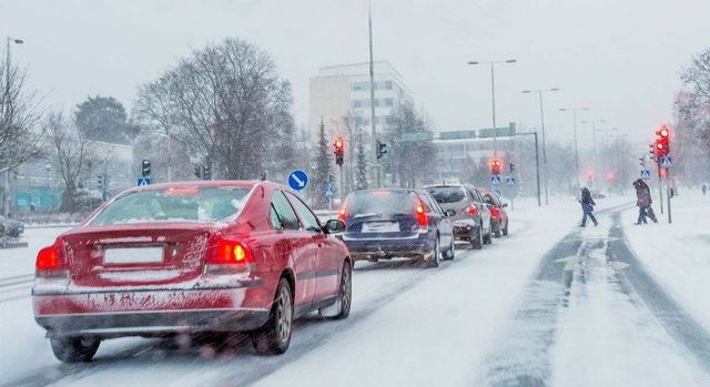 La DGT emite una advertencia de tormenta invernal y pide evitar desplazamientos por carretera este fin de semana