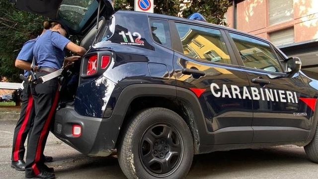 ++ Uomo spara alla moglie per strada e si uccide nel Foggiano ++