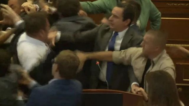 Bătaie generală în parlamentul din Kosovo, după ce un deputat a aruncat cu apă în premier