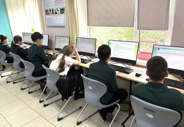 Elevii de clasa a IV-a din două licee din Chișinău și Bălți au susținut în premieră evaluarea națională la limba română în format digital