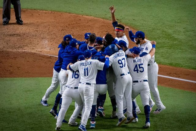 Baseballisté Los Angeles slaví po 32 letech triumf ve Světové sérii