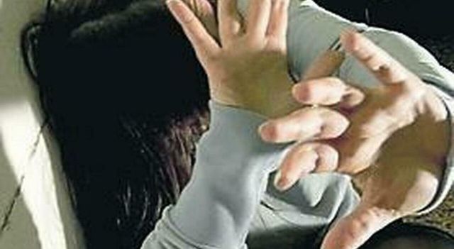 'Sei grassa e brutta' e picchia moglie e figlia, arrestato