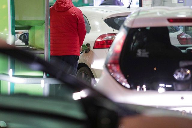 Benzina ajunge la un preț istoric în România. Se apropie de prețul motorinei, care a trecut pragul de 10 lei pe litru