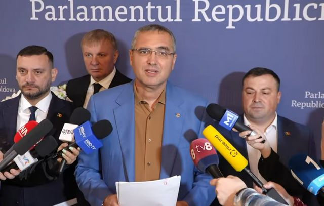 Usatîi inițiază consultări pentru anularea armatei obligatorii