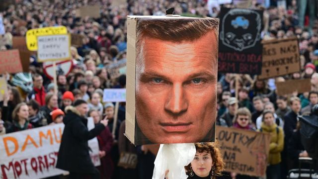 Stovky studentů protestují proti Motoristům v čele resortu životního prostředí