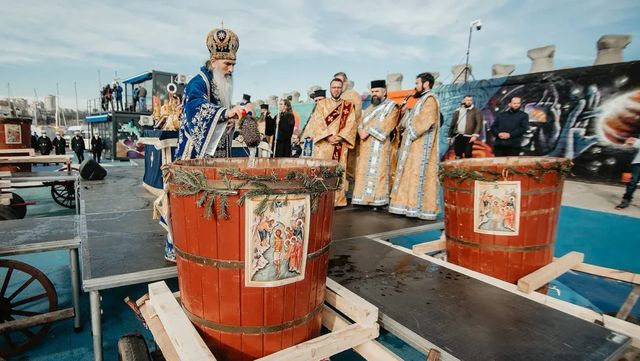 200.000 de sticle cu agheasmă pentru Bobotează, pregătite de Arhiepiscopia Tomisului. Ce program are Teodosie