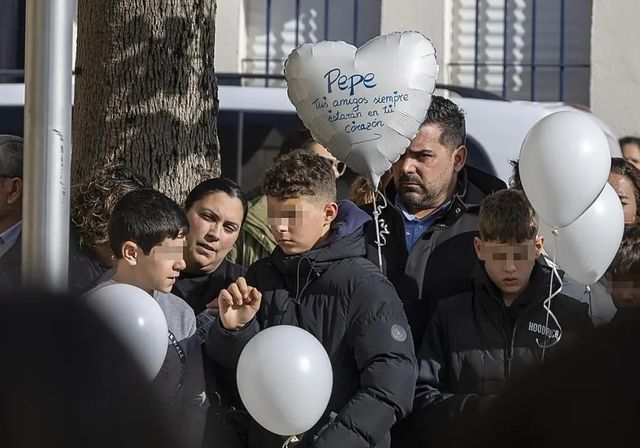 Globos blancos para despedir a la familia Zamorano Álvarez, de la que solo sobrevivió la pequeña Cristina
