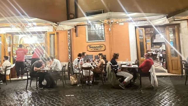 Roma, auto travolge tavolini ristorante Trastevere: ferita 12enne