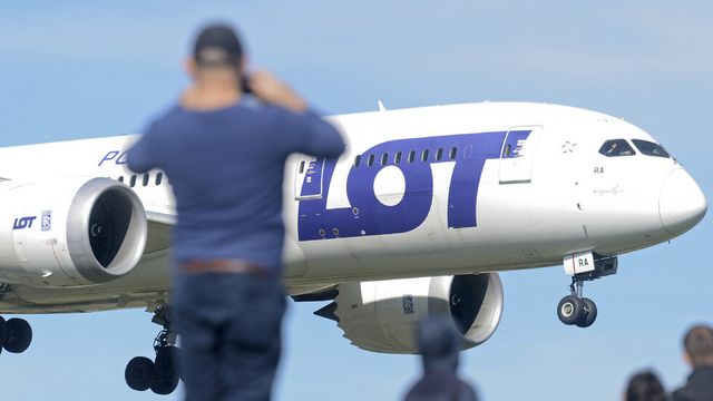 Полски самолет се отклони от писта за рулиране на летището във Вилнюс