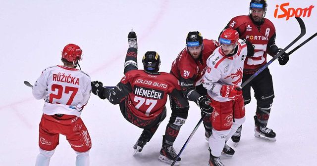ONLINE: Třinec vede ve šlágru nad Spartou, Dynamo - Liberec 1:0. Hraje i Kladno