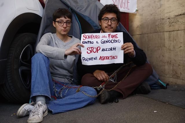 La Sapienza, studenti in sciopero della fame e incatenati