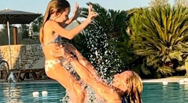 Meloni posta foto in piscina, 'buon Ferragosto a tutti!'