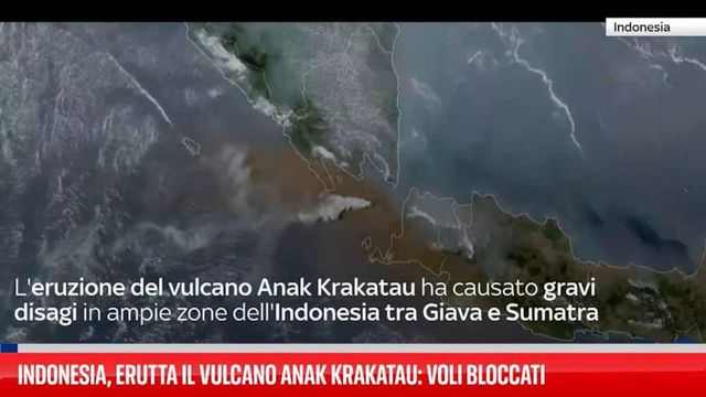 Indonesia, erutta il vulcano Anak Krakatau: voli bloccati