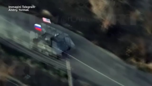 Kiev, 'blindato nemico attacca con bandiere russa e Usa'