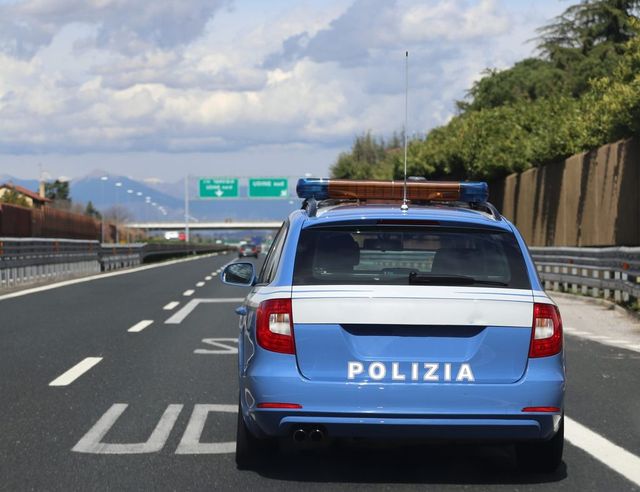 Grave poliziotto accoltellato a Milano