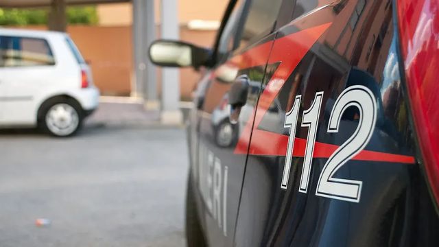 25enne si getta dal balcone durante perquisizione in casa, morto