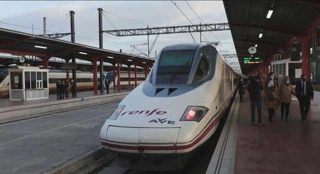 Suspendidos los trenes de alta velocidad entre Madrid y Valencia por la DANA