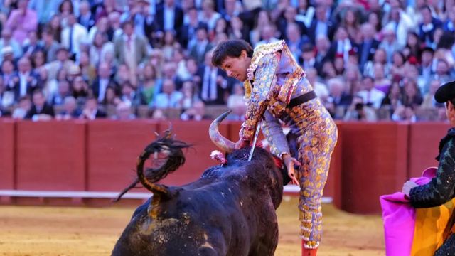 Roca Rey, corneado en la Feria de Sevilla