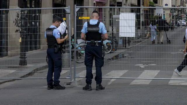Мъж нападна с нож три жени в Париж, две от тях са тежко ранени