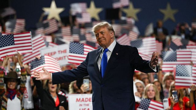 Trump defiende la guerra en Irán y promete dinero a los votantes