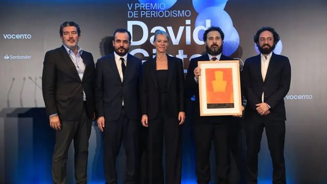 José F. Peláez recibe el premio David Gistau guiado «por la luz de su faro»