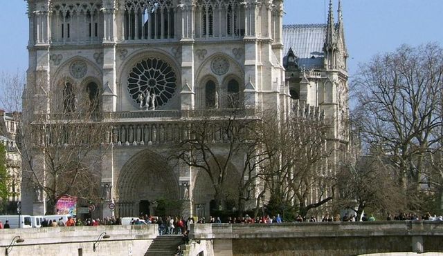 Ég a párizsi Notre-Dame székesegyház