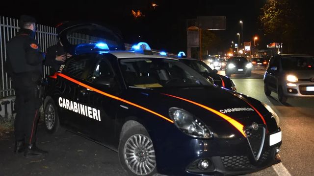 Gorizia, entra in un bar e accoltella tre persone: una ragazza è grave