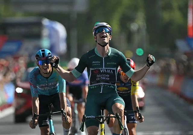 Van Aert atrapa una etapa inflamable en Córdoba