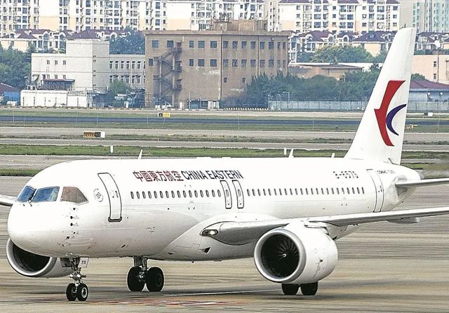 A bordo del avión chino que compite con Airbus y Boeing