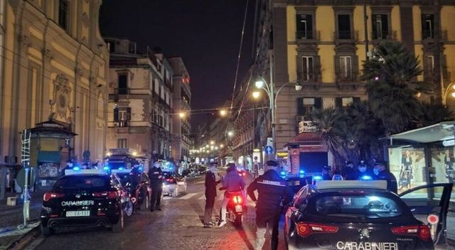 Napoli, non si ferma all’alt e investe militare a Piazza Dante: 14enne denunciato