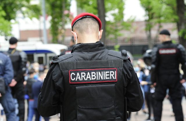 Carabinierii au amendat un alegător agresiv la o secție de vot din Italia