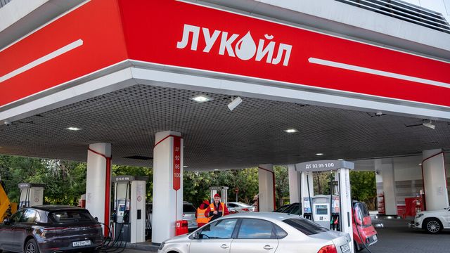 Великобритания издаде временен лиценз, позволяващ на компании да продължат дейността си с „Лукойл Интернешънъл“