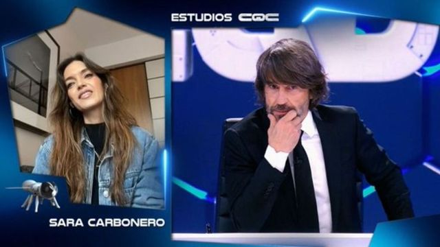 Sara Carbonero vuelve a la televisión con la eterna cazadora vaquera que siempre es moda