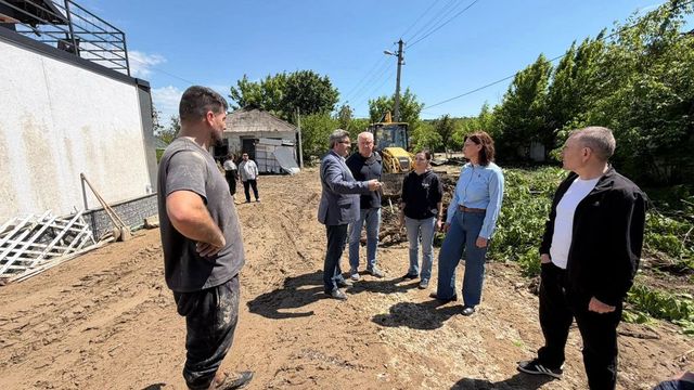 Premierul a evaluat situația din teren după inundații: Vom interveni pentru a sprijini comunitățile afectate
