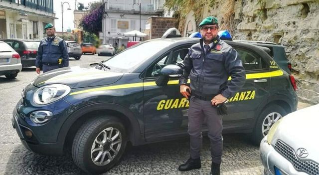 Denaro sporco riciclato grazie a professionisti, 25 indagati a Napoli