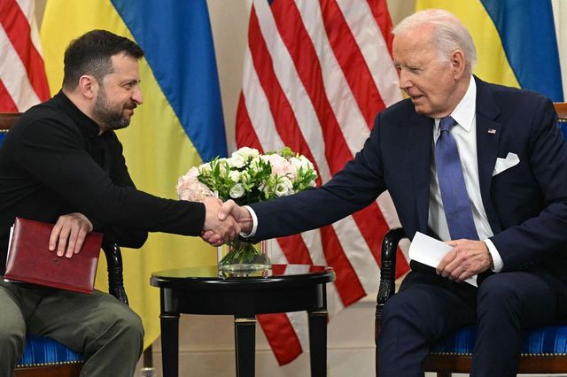 Biden paragona Putin a Hitler, 'dobbiamo fare come in Normandia'