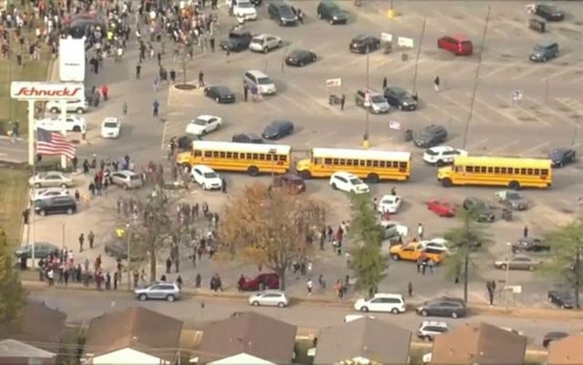 Cel puțin două persoane, ucise și șase rănite într-un atac armat la un liceu din SUA
