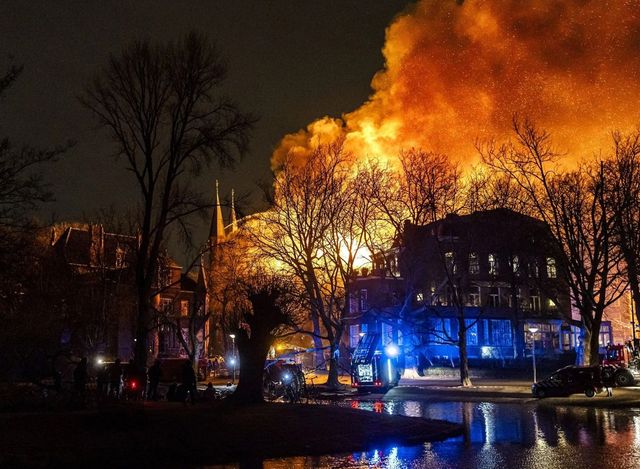 Un incendiu devastator a mistuit o biserică din Amsterdam în noaptea de Anul Nou