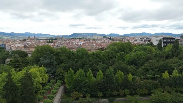 Investigan la muerte de una mujer en Pamplona tras caer cuando se descolgaba con una sábanas de un tercer piso