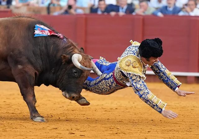 Morante sufre una cogida en plena Feria de Abril