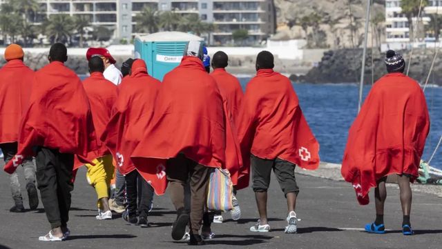 El Gobierno acuerda con Junts el reparto de los menores migrantes no acompañados de Canarias