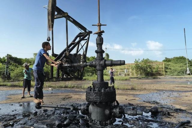 La paradoja del petróleo venezolano mantiene el precio del barril en el entorno de los 60 dólares