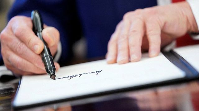 Semnătura lui Donald Trump va apărea pe bancnotele americane, o premieră pentru un președinte în exercițiu